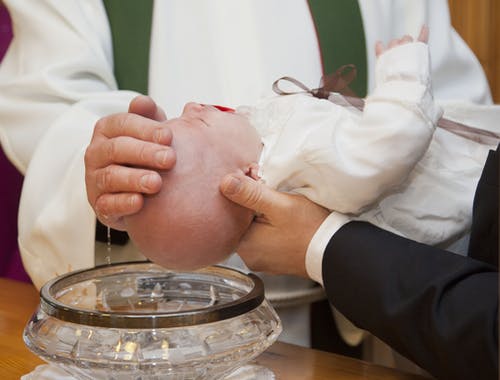 Éducation et tradition : Pourquoi baptiser bébé ?
